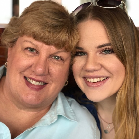 Meet your Posher, Lauren - Picture 2 of 4